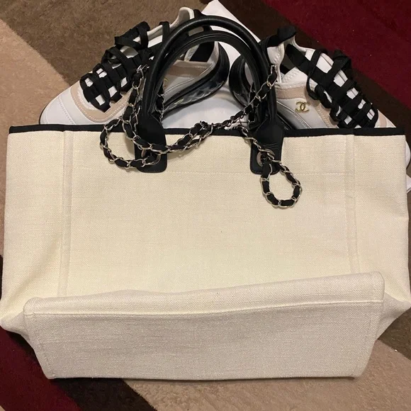 ❌SOLD❌ Gently Used! Excellent Condition Authentic Large CHANEL White Black Tote - Picture 2 of 16